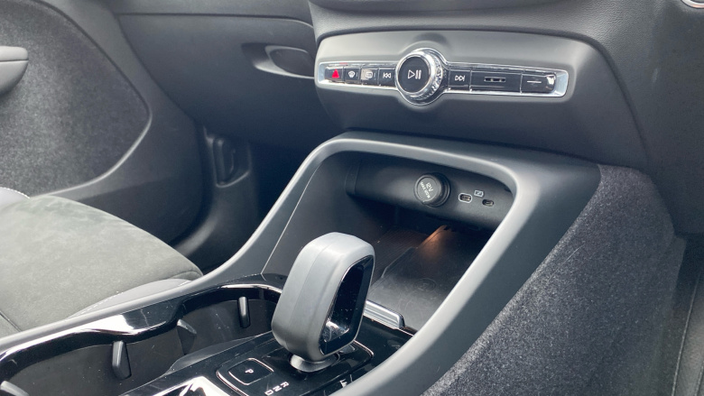 Volvo XC40 2.0 B4P Ultimate Dark 5dr Auto Petrol Estate